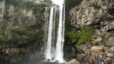 Jeongbang Şelalesi, Jeju Adası, Güney Kore. Yüksek kalite 4k görüntü