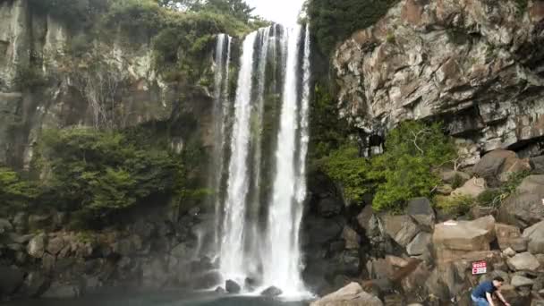 Der Jeongbang Wasserfall Auf Der Insel Jeju Südkorea Hochwertiges Filmmaterial — Stockvideo