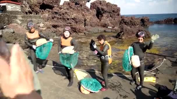 Insel Jeju Südkorea April Haenyeo Traditional Women Divers Auf Der — Stockvideo