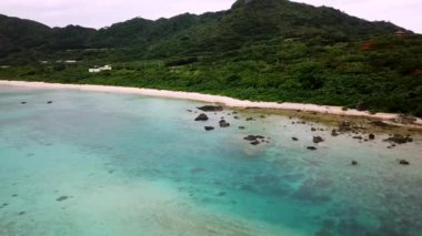 Japonya 'nın Okinawa bölgesindeki Ishigaki adasının kuzey kısmının insansız hava aracı görüntüleri. Yüksek kalite 4k görüntü.