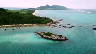 Japonya 'nın Okinawa bölgesindeki Ishigaki adasının kuzey kısmının insansız hava aracı görüntüleri. Yüksek kalite 4k görüntü.