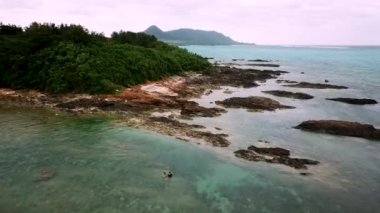 Japonya 'nın Okinawa bölgesindeki Ishigaki adasının kuzey kısmının insansız hava aracı görüntüleri. Yüksek kalite 4k görüntü.
