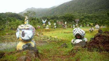 Yoneko Yaki Kobo Shisa Çiftliği çömlek heykelleriyle dolu. Japonya 'nın Okinawa bölgesindeki Ishigaki Adası' nda Yoneko yaki çömlekleri. Yüksek kalite 4k görüntü.