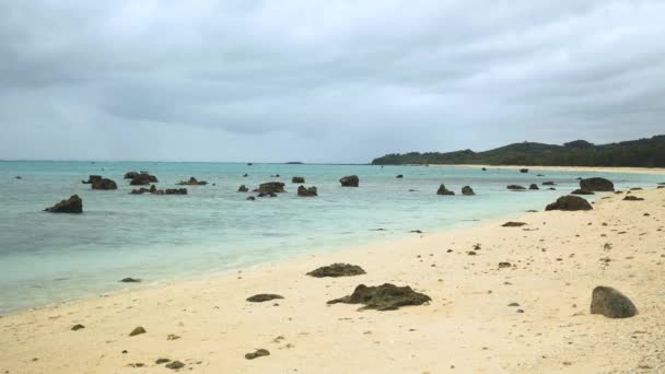 Praia Ibaruma Cheia Pequenas Rochas Ilha Ishigaki Prefeitura Okinawa Japão Vídeo De Stock Royalty-Free