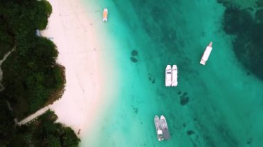 Japonya 'nın Okinawa bölgesindeki Ishigaki Adası' ndaki Kabira Körfezi 'nin insansız hava aracı görüntüleri. Turkuaz temiz su ve küçük yeşil adaları olan beyaz kumsal. Yüksek kalite 4k görüntü.