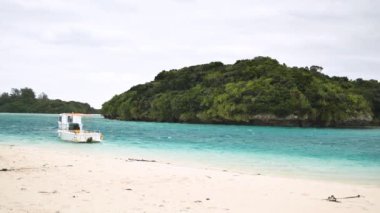 Kabira Körfezi, Ishigaki Adası, Okinawa Bölgesi, Japonya. Turkuaz temiz su ve küçük yeşil adaları olan beyaz kumsal. Yüksek kalite 4k görüntü.