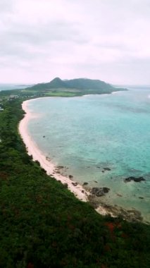 Japonya 'nın Okinawa bölgesindeki Ishigaki adasının kuzey kısmının insansız hava aracı görüntüleri. Yüksek kalite 4k görüntü.