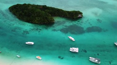 Japonya 'nın Okinawa bölgesindeki Ishigaki Adası' ndaki Kabira Körfezi 'nin insansız hava aracı görüntüleri. Turkuaz temiz su ve küçük yeşil adaları olan beyaz kumsal. Yüksek kalite 4k görüntü.