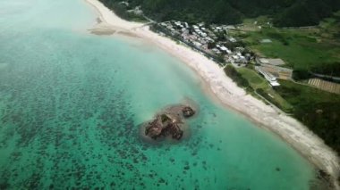 Japonya 'nın Okinawa Adası' ndaki Kayo Sahili 'nin devasa kaya ve turkuaz suyu görüntüsü. Yüksek kalite 4k görüntü.