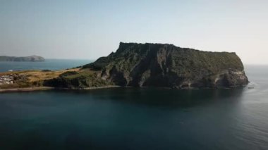 Kore 'deki Jeju Adası' nda Seongsan Ilchulbong 'un insansız hava aracı çekimi. Güney Kore 'deki krater zirvesinin havadan görüntüsü. Yüksek kalite 4k görüntü