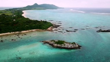 Japonya 'nın Okinawa bölgesindeki Ishigaki adasının kuzey kısmının insansız hava aracı görüntüleri. Yüksek kalite 4k görüntü.