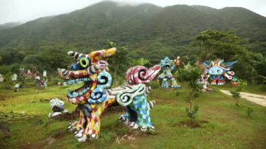 Yoneko Yaki Kobo Shisa Çiftliği çömlek heykelleriyle dolu. Japonya 'nın Okinawa bölgesindeki Ishigaki Adası' nda Yoneko yaki çömlekleri. Yüksek kalite 4k görüntü.