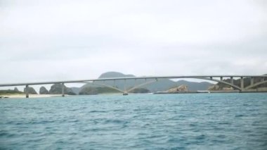 Japonya, Okinawa 'daki Kerama Ulusal Parkı' ndaki Zamami Adası 'ndaki Akao Köprüsü. Dramatik hava. Yüksek kalite 4k görüntü.