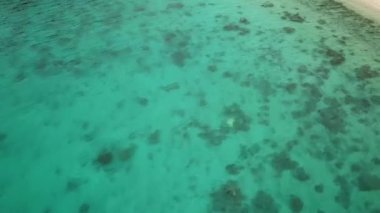 Japonya, Okinawa 'daki Kerama Ulusal Parkı' ndaki Zamami Adası 'nda beyaz plajlı Agonoura Körfezi' ndeki turkuaz temiz suyun insansız hava aracı görüntüleri. Dramatik hava. Yüksek kalite 4k görüntü.