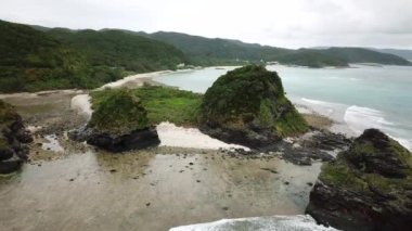 Japonya, Okinawa 'daki Kerama Ulusal Parkı' ndaki Zamami Adası 'ndaki Ama Sahili' nin insansız hava aracı görüntüleri. Dramatik hava. Yüksek kalite 4k görüntü.