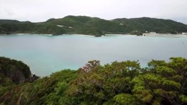 Japonya, Okinawa 'daki Kerama Ulusal Parkı' ndaki Zamami Adası 'ndaki Agonoura Körfezi' nin hava aracı görüntüleri. Dramatik hava. Yüksek kalite 4k görüntü.
