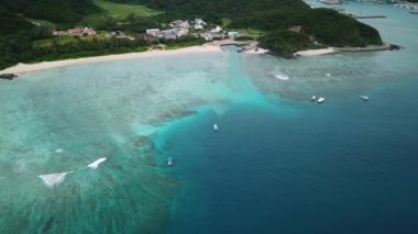 Japonya, Okinawa 'daki Kerama Ulusal Parkı' ndaki Zamami Adası 'ndaki Ama Sahili' nin insansız hava aracı görüntüleri. Dramatik hava. Yüksek kalite 4k görüntü.