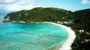 Tokashiki Adası, Kerama Ulusal Parkı, Okinawa, Japonya 'daki Tokashiku Sahili' nin insansız hava aracı görüntüleri. Güneşli bir hava. Yüksek kalite 4k görüntü.