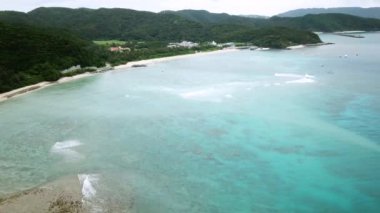 Japonya, Okinawa 'daki Kerama Ulusal Parkı' ndaki Zamami Adası 'ndaki Ama Sahili' nin insansız hava aracı görüntüleri. Dramatik hava. Yüksek kalite 4k görüntü.