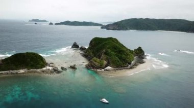 Japonya, Okinawa 'daki Kerama Ulusal Parkı' ndaki Zamami Adası 'ndaki Agonoura Körfezi' nin hava aracı görüntüleri. Dramatik hava. Yüksek kalite 4k görüntü.