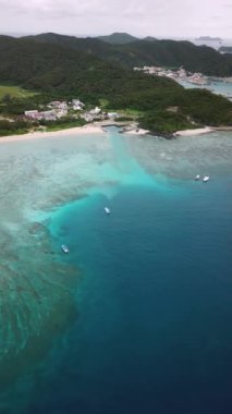 Japonya, Okinawa 'daki Kerama Ulusal Parkı' ndaki Zamami Adası 'ndaki Ama Sahili' nin insansız hava aracı görüntüleri. Dramatik hava. Yüksek kalite 4k görüntü.
