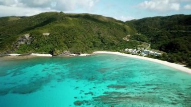 Tokashiki Adası, Kerama Ulusal Parkı, Okinawa, Japonya 'daki Tokashiku Sahili' nin insansız hava aracı görüntüleri. Güneşli bir hava. Yüksek kalite 4k görüntü.