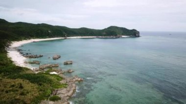 Tokashiki Adası, Kerama Ulusal Parkı, Okinawa, Japonya 'daki Nakachiburu sahilinin insansız hava aracı görüntüleri. Dramatik hava. Yüksek kalite 4k görüntü.