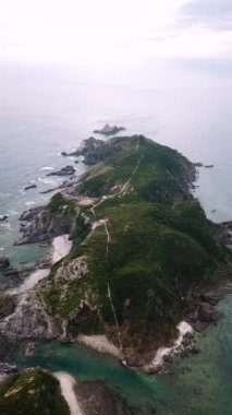 Un Adası 'nın hava aracı görüntüleri Tokashiki Adası, Kerama Ulusal Parkı, Okinawa, Japonya' da gün batımında. Dramatik hava. Yüksek kalite 4k görüntü.
