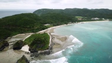 Japonya, Okinawa 'daki Kerama Ulusal Parkı' ndaki Zamami Adası 'ndaki Ama Sahili' nin insansız hava aracı görüntüleri. Dramatik hava. Yüksek kalite 4k görüntü.