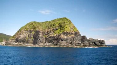 Japonya 'nın Okinawa bölgesindeki Tokashiki Adası yakınlarındaki adada güzel bir kaya parçası. Yüksek kalite 4k görüntü.