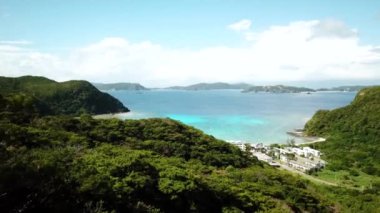 Tokashiki Adası, Kerama Ulusal Parkı, Okinawa, Japonya 'daki Tokashiku Sahili' nin insansız hava aracı görüntüleri. Güneşli bir hava. Yüksek kalite 4k görüntü.