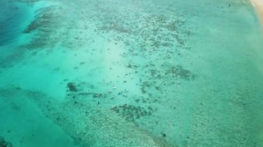 Japonya 'nın Okinawa eyaletindeki Kerama Ulusal Parkı' ndaki Zamami Adası 'ndaki Ama Sahili' nde turkuaz temiz su ve mercan resiflerinin insansız hava aracı görüntüleri. Dramatik hava. Yüksek kalite 4k görüntü.