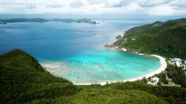 Tokashiki Adası, Kerama Ulusal Parkı, Okinawa, Japonya 'daki Tokashiku Sahili' nin insansız hava aracı görüntüleri. Güneşli bir hava. Yüksek kalite 4k görüntü.