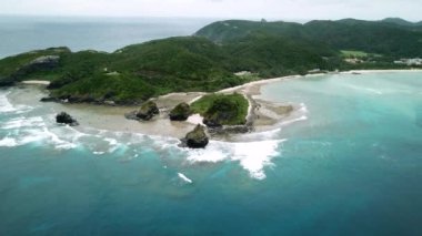 Japonya, Okinawa 'daki Kerama Ulusal Parkı' ndaki Zamami Adası 'ndaki Ama Sahili' nin insansız hava aracı görüntüleri. Dramatik hava. Yüksek kalite 4k görüntü.