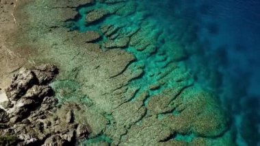 Tokashiki Adası, Kerama Ulusal Parkı, Okinawa, Japonya 'daki Tokashiki Sahili yakınlarında bir turkuaz temiz su ve mercan resifinin insansız hava aracı görüntüleri. Güneşli bir hava. Yüksek kalite 4k görüntü.