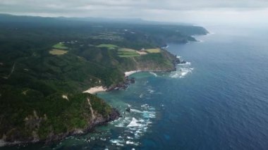 Japonya 'nın Okinawa adasında Fukuji barajı olan bir deniz uçağı görüntüsü. Yüksek kalite 4k görüntü.