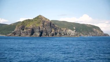 Japonya 'nın Okinawa bölgesindeki Tokashiki Adası yakınlarındaki adada güzel bir kaya parçası. Yüksek kalite 4k görüntü.