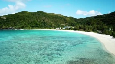Tokashiki Adası, Kerama Ulusal Parkı, Okinawa, Japonya 'daki Tokashiku Sahili' nin insansız hava aracı görüntüleri. Güneşli bir hava. Yüksek kalite 4k görüntü.