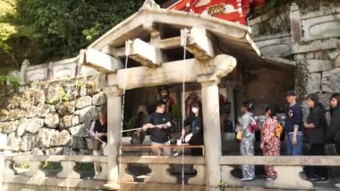 Kyoto, Japonya - 26 Mayıs 2024: Kiyomizu Dera Otowanotaki Şelalesi, Kyoto, Japonya. Kiyomizu-Dera. Yüksek kalite 4k görüntü