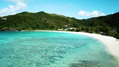 Tokashiki Adası, Kerama Ulusal Parkı, Okinawa, Japonya 'daki Tokashiku Sahili' nin insansız hava aracı görüntüleri. Güneşli bir hava. Yüksek kalite 4k görüntü.