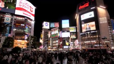 Tokyo, Japonya - 25 Haziran 24: İnsanlar Shibuya geçidinde gece yürürler. Turizm, Japonya turizmi, Asya taşımacılığı, Asya şehir hayatı kavramı. Yüksek kalite 4k görüntü