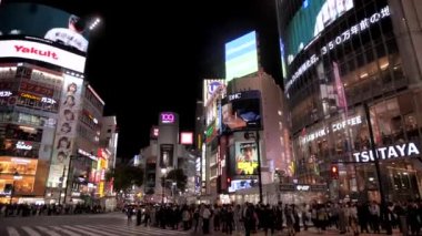 Tokyo, Japonya - 25 Haziran 24: İnsanlar Shibuya geçidinde gece yürürler. Turizm, Japonya turizmi, Asya taşımacılığı, Asya şehir hayatı kavramı. Yüksek kalite 4k görüntü