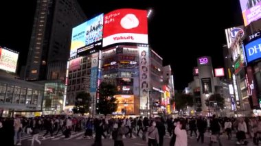 Tokyo, Japonya - 25 Haziran 24: İnsanlar Shibuya geçidinde gece yürürler. Turizm, Japonya turizmi, Asya taşımacılığı, Asya şehir hayatı kavramı. Yüksek kalite 4k görüntü