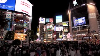 Tokyo, Japonya - 25 Haziran 24: İnsanlar Shibuya geçidinde gece yürürler. Turizm, Japonya turizmi, Asya taşımacılığı, Asya şehir hayatı kavramı. Yüksek kalite 4k görüntü