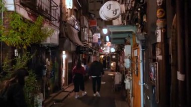 Tokyo, Japonya, 25 Haziran 24: Çubuklu Golden Gai sokakları, Shinjuku 'da izakaya. Yüksek kalite 4k görüntü