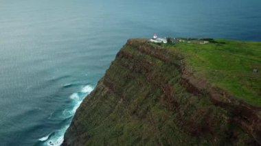 Portekiz 'in Atlantik Okyanusu' ndaki Madeira adasının gün batımında muhteşem bir hava aracı görüntüsü. Madeira Adası 'nın yeşil peleriniyle kaplı uçurumlar. Achadas da Cruz 'un hava manzarası. Yüksek kalite 4k görüntü