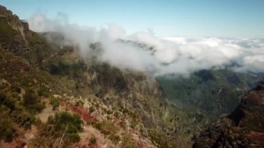 Madeira zirveleri ve zirveleri üzerinde insansız hava aracı atışı. Yüksek kalite 4k görüntü