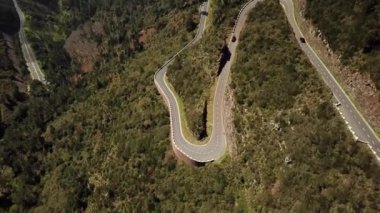 Madeira zirveleri ve zirveleri üzerinde insansız hava aracı atışı. Portekiz, Madeira Adası 'nda virajlı yollar. Yüksek kalite 4k görüntü