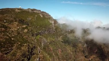 Madeira zirveleri ve zirveleri üzerinde insansız hava aracı atışı. Yüksek kalite 4k görüntü