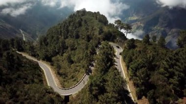 Madeira zirveleri ve zirveleri üzerinde insansız hava aracı atışı. Portekiz, Madeira Adası 'nda virajlı yollar. Yüksek kalite 4k görüntü